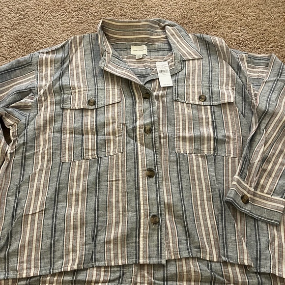 NEW WITH TAGS!!! American Eagle crop button down - Picture 2 of 3